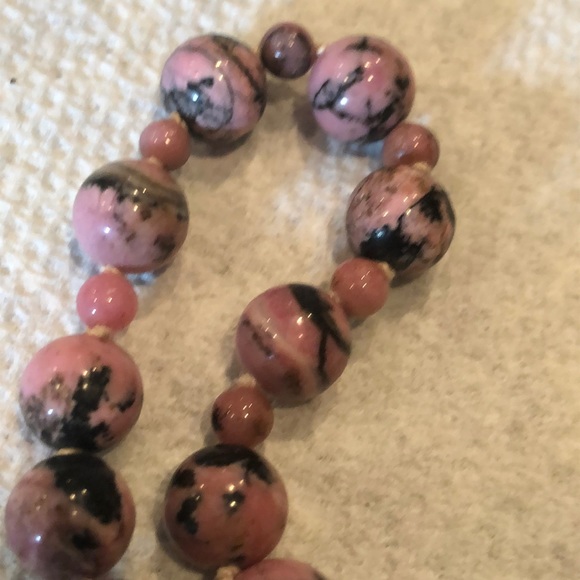 Rhodonite beaded necklace & matching earrings - Picture 6 of 8